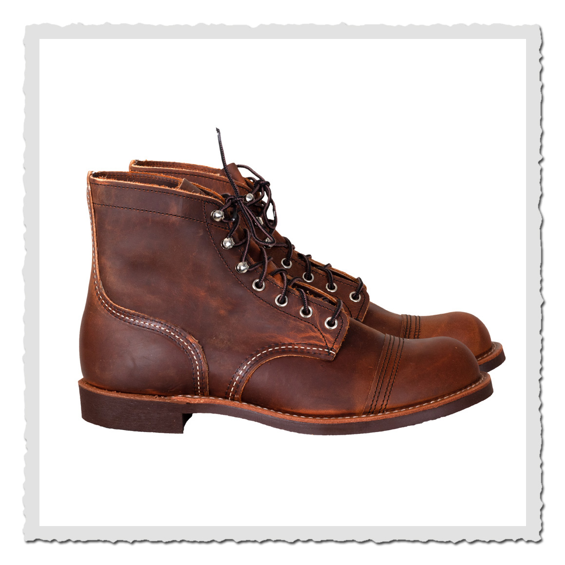 Braune Schnürstiefel seitlich auf weißem Hintergrund mit hellem Rahmen und Schattenkante.